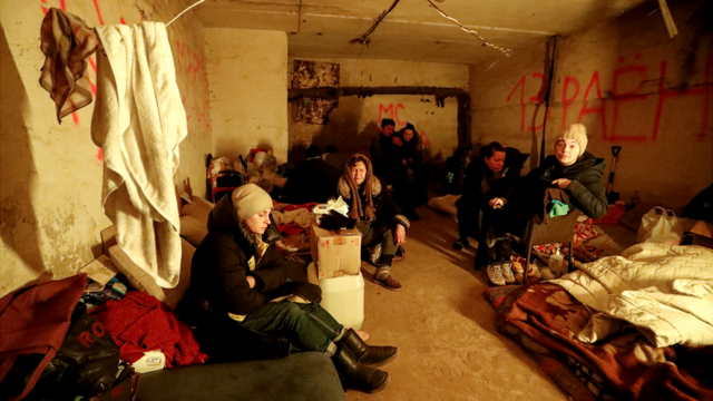 Жители Мариуполя прячутся в подвале жилого дома, 25 марта