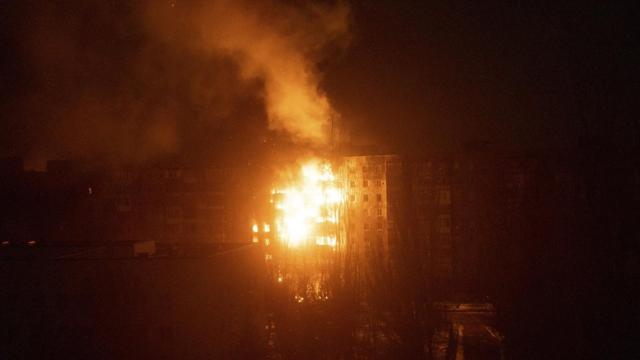 Пожежа у житловому будинку після обстрілу, 11 березня 2022 року (фото Мстислава Чернова)