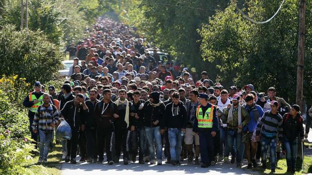 Мигранты идут пешком из Венгрии в Австрию