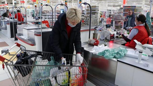Полученные пособия россияне начали быстро тратить в магазинах