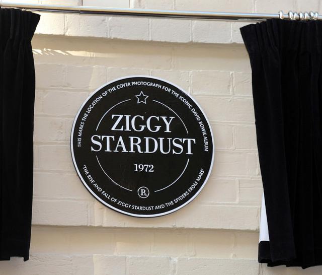 В марте 2012 года на стене того здания на лондонской Хеддон-стрит, где была сделана фотография для обложки альбома The Rise and Fall of Ziggy Stardust and the Spiders from Mars, была установлена мемориальная доска
