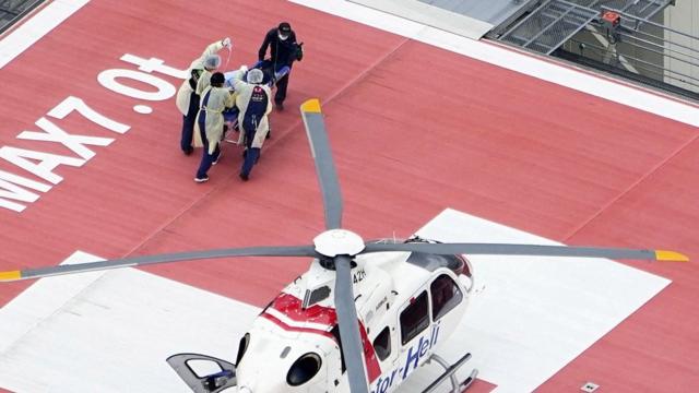 Японские информагентства распространили фотографию, на которой видно, как бывшего премьера доставляют в больницу
