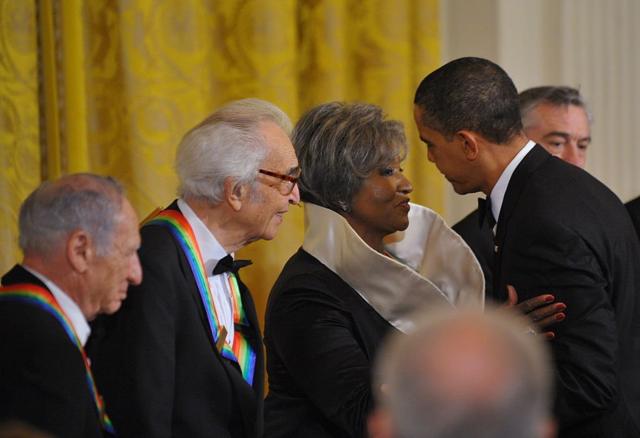 Президент Барак Обама приветствует в Белом доме лауреатов Премии Кеннеди-центра. Слева направо: актер, режиссер и продюсер Мел Брукс, Дэйв Брубек, оперная певица Грейс Бамбри. 6 декабря 2009 г.