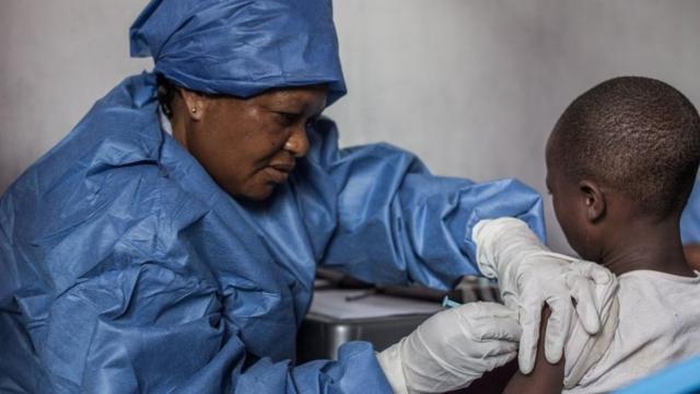 В Конго вакцинируют девочку против эболы