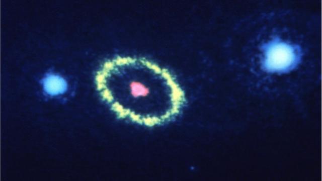 Газовое кольцо вокруг центра взрыва сверхновой звезды 1987А на окраине туманности Тарантул в Большом Магеллановом Облаке. Снимок 1990 года.