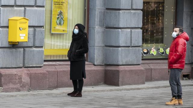 Люди в масках в Вильнюсе