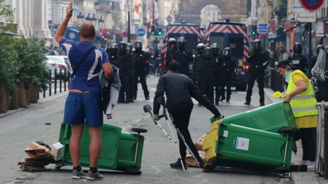 Протест против прививочных сертификатов в Париже