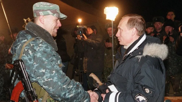 Ông Vladimir Putin lúc là quyền tổng thống bắt tay với một sĩ quan Nga