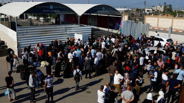 Палестинцы у перехода Рафах на границе с Египтом