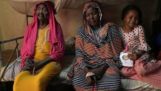 Zubaida avec sa grand-mère et l'une de ses filles, dans un abri scolaire à Port-Soudan.