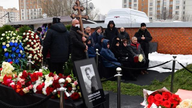 Родные у могилы Навального