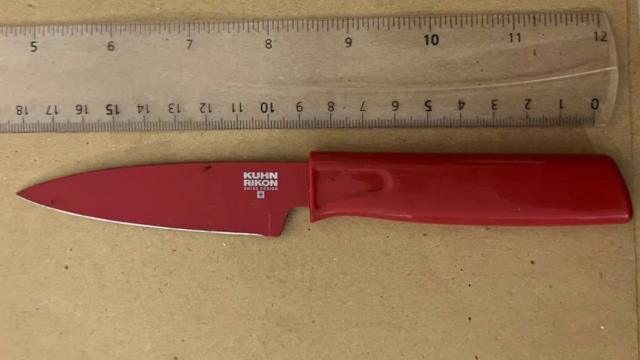 Красный нож рядом с линейкой