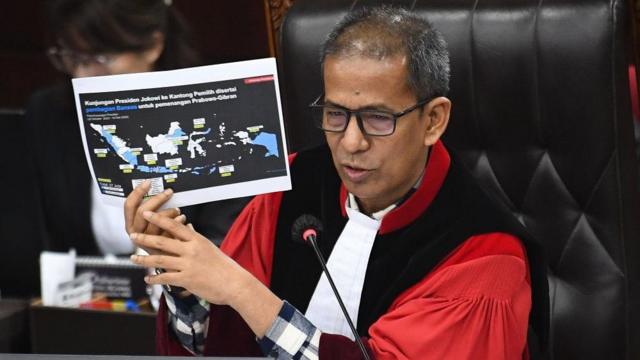 Hakim Konstitusi Saldi Isra bertanya kepada empat menteri yang bersaksi dalam sidang lanjutan sengketa hasil Pilpres 2024 di Gedung Mahkamah Konstitusi (MK), Jakarta, Jumat (5/4/2024).