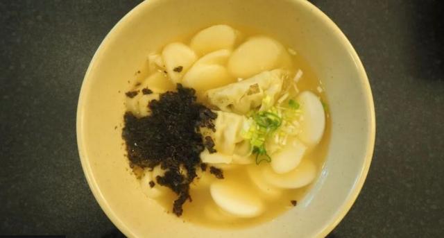 Tteokguk là món canh thường được ăn trong dịp Tết Nguyên đán tại Hàn Quốc. 