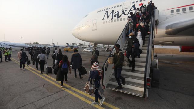 Nigerian students, wey dem just comot from Ukraine for di middle of di ongoing war between Russia and Ukraine, dey come down from one chartered plane afta dem land for Nnamdi Azikwe Airport Abuja, Nigeria on March 4, 2022.