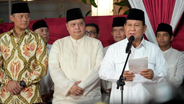 Prabowo Subianto memberikan pidato kemenangan bersama dengan ketua partai koalisinya yakni Airlangga Hartarto dan Agus Harimuti Yudhoyono. 