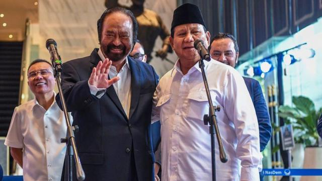 Presiden terpilih periode 2024-2029 Prabowo Subianto (kanan) bersama Ketua Umum Partai NasDem Surya Paloh (kiri) memberikan keterangan pers usai melakukan pertemuan tertutup di NasDem Tower, Jakarta, Jumat (22/3/2024).