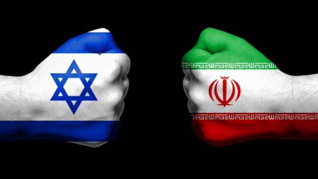 Два кулака, раскрашенные под израильский и иранский флаги