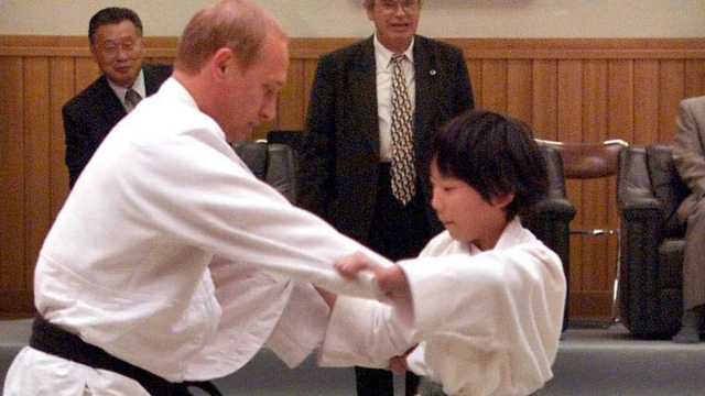 Vào tháng 9/2000, cô bé Natsumi Gomi,10 tuổi người Nhật Bản đã hạ đo ván ông Putin tại Tokyo