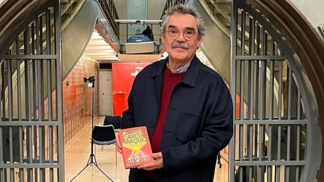 Gonzalo García Barcha holding a copy of Until August