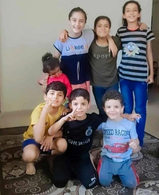 Alma, de pé, ao centro, com os primos que também foram mortos no ataque aéreo que matou seus pais e irmãos 