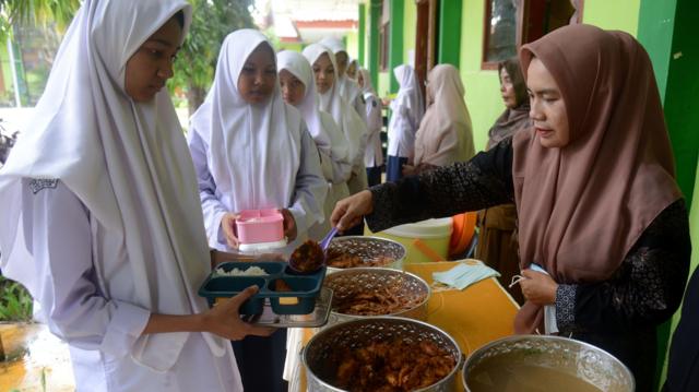 Uji coba program makan siang gratis di Aceh pada Maret 2024