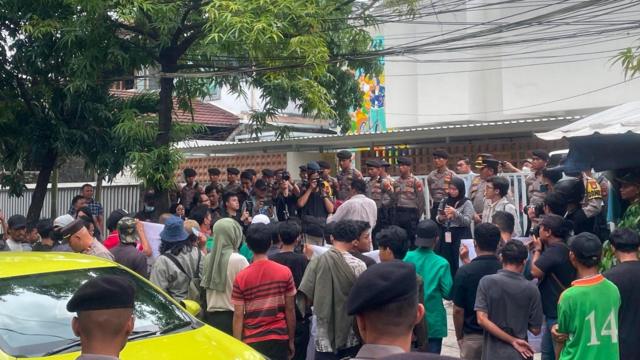 Sejumlah orang yang mengatasnamakan Forum Masyarakat Pemuda Mahasiswa Timur Cinta NKRI hadir di depan kantor ICW yang dijaga oleh polisi.