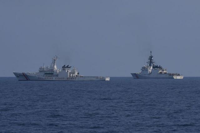 Tàu tuần tra của lực lượng bảo vệ bờ biển Philippines Melchora Aquino (trái) và tàu bảo vệ bờ biển Mỹ Stratton (phải) tham gia cuộc tập trận hàng hải với Nhật Bản ở Biển Đông vào ngày 6/6/2023