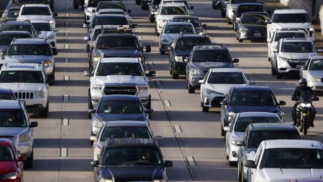 Veículos em via congestionada