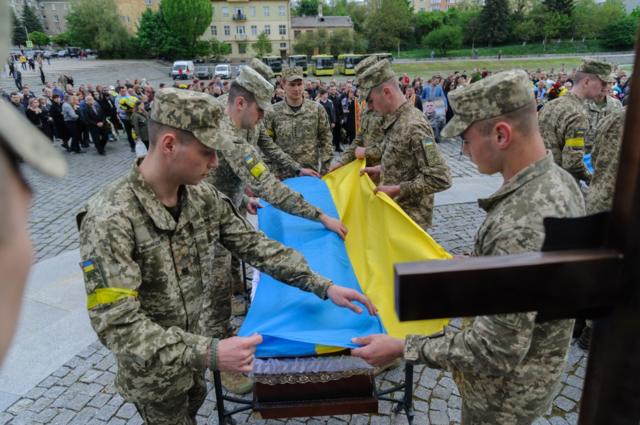 військові біля труни 