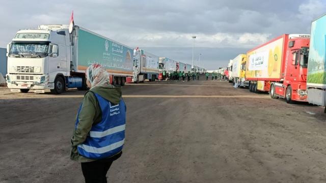 С египетской стороны границы скопились десятки грузовиков с гуманитарной помощью