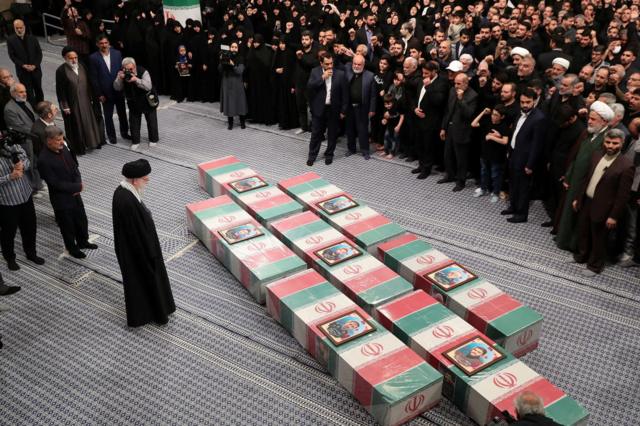 Lãnh đạo tối cao Iran, Ayatollah Ali Khamenei trước quan tài của các thành viên Lực lượng Vệ binh Cách mạng Hồi giáo thiệt mạng trong vụ đánh bom