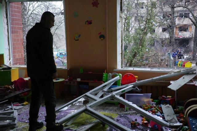 Кличко осматривает детский сад, рядом с которым упали обломки баллистической ракеты