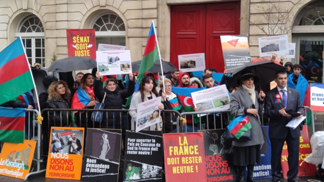 Азербайджанцы протестуют у здания французского Сената