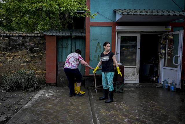 жінки прибирають наслідки повені після підриву Каховської ГЕС