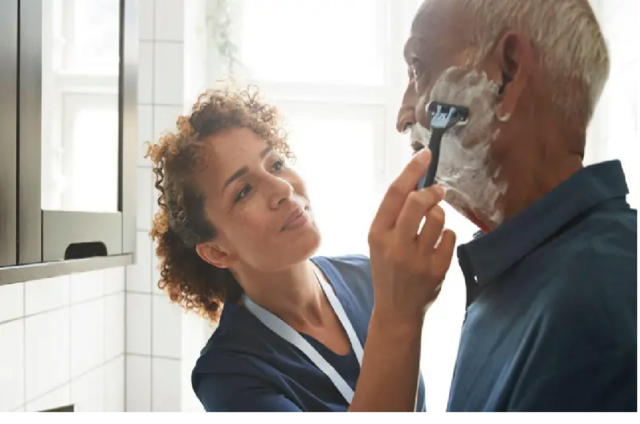 Aider les parents âgés n'est pas nécessairement une inversion des rôles.