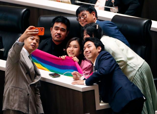 လိင်တူလက်ထပ်ခွင့်ဥပဒေမူကြမ်းကို အောက်လွှတ်တော်မှာ မဲပေးပြီးနောက် ဆယ်ဖီဓာတ်ပုံရိုက်နေကြတဲ့ Move Forward ပါတီလွှတ်တော်အမတ်တွေ