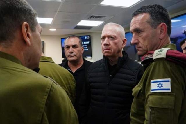 Bộ trưởng Quốc phòng Israel Yoav Gallant (thứ hai từ bên phải) tham dự cuộc họp của Hội đồng Chiến tranh Israel vào ngày 14 tháng 4.