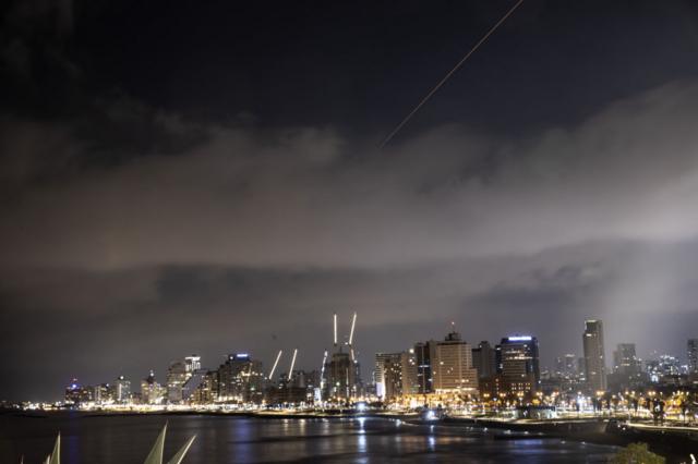 Hình ảnh cháy nổ trên bầu trời thủ đô Tel Aviv của Israel vào sáng 14/4