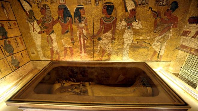 Золотой саркофаг Тутанхамона в Луксоре