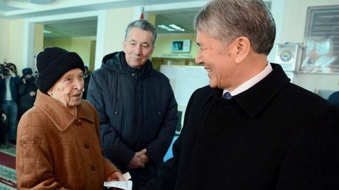 Президент Атамбаев на избирательном участке