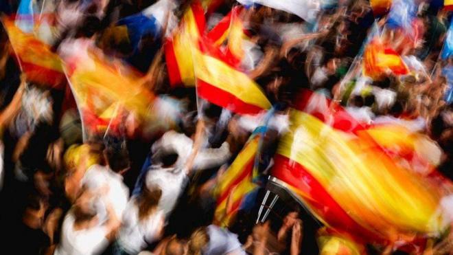 Толпа с испанскими флагами
