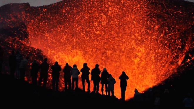 Вулканолог НАСА Розали Лопес побывала на 63 действующих вулканах на всех континентах Земли.
