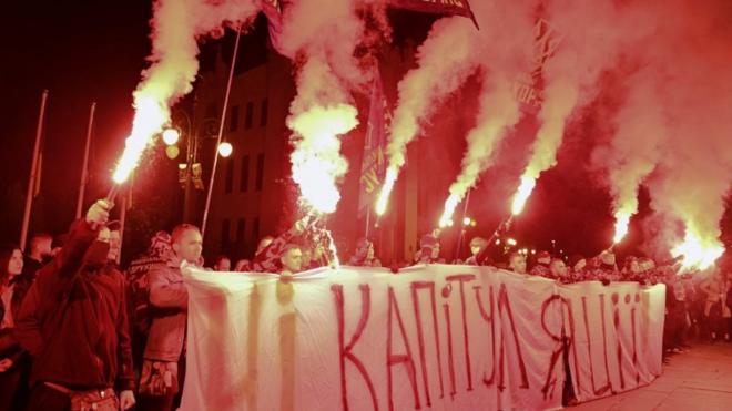 Националисты обвинили Зеленского в капитуляции перед Россией и устроили акцию протеста перед его офисом