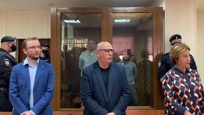 Члены спортивного клуба "Скорпион" Эльдар Хамидов и Магомед Исмаилов (на дальнем плане) и их адвокаты во время оглашения приговора