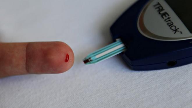 Пациент-диабетик измеряет уровень глюкозы в крови с помощью инвазивного глюкометра. Манагуа, сентябрь 2011 года.