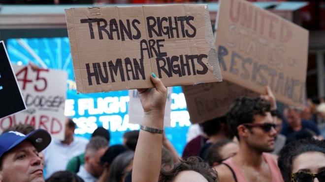 Протестующие против планов Трампа запретить трансгендерам служить в армии
