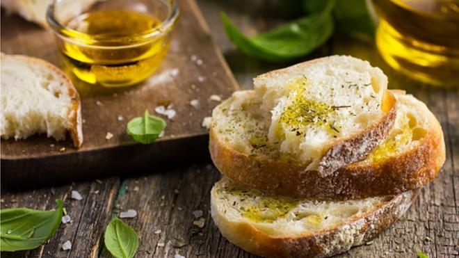 Хліб з олією може перетворитися на делікатес
