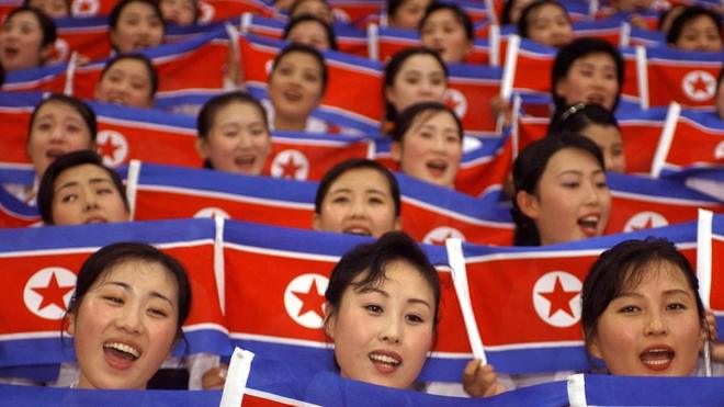 Группа северокорейских чирлидеров на Всемирных студенческих играх 2003 года в городе Тэгу, Южная Корея