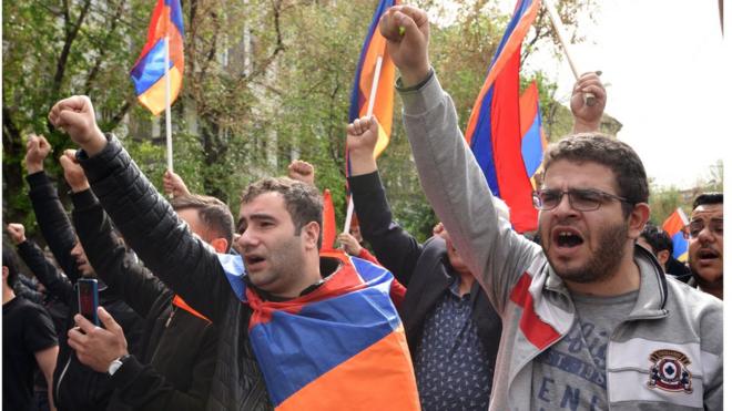 Протестующие в Армении